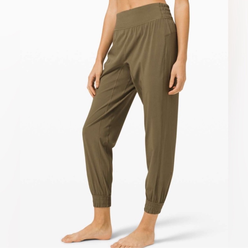 Lululemon Sun Setter Jogger Light Military Size 10